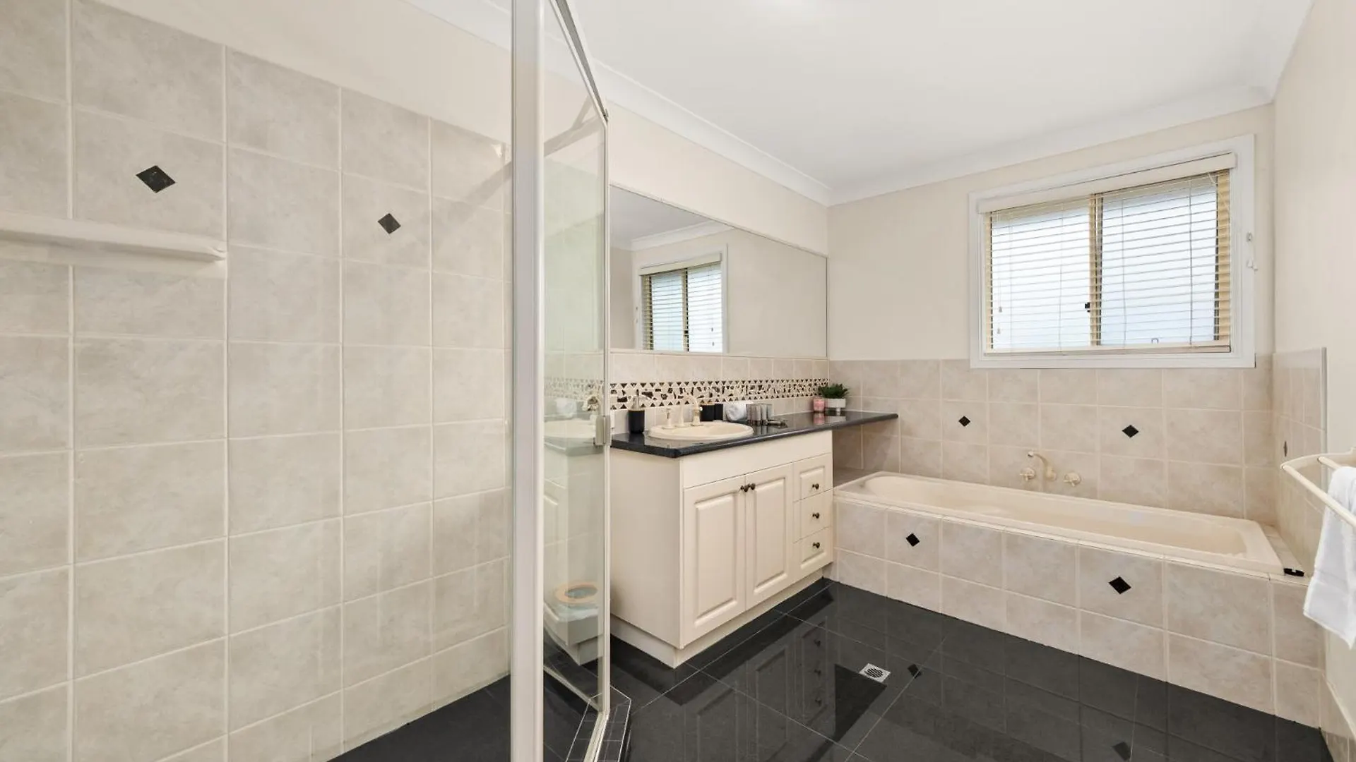 Quiet 4-Bed Getaway Close To Brisbane Airport Wellington Point 0*,  Australia